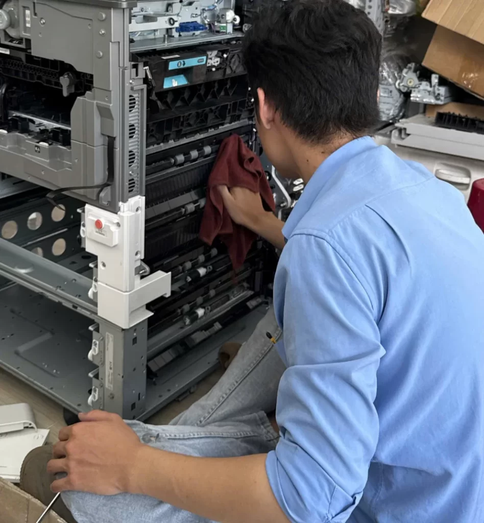 Kỹ thuật viên Chí Vinh kiểm tra cụm sấy và bo mạch máy photocopy Ricoh khởi động chậm tại xưởng