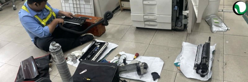 Dịch vụ cho thuê máy photocopy tại Gò Vấp uy tín, kỹ thuật viên Chí Vinh đang lắp đặt máy Ricoh cho văn phòng.