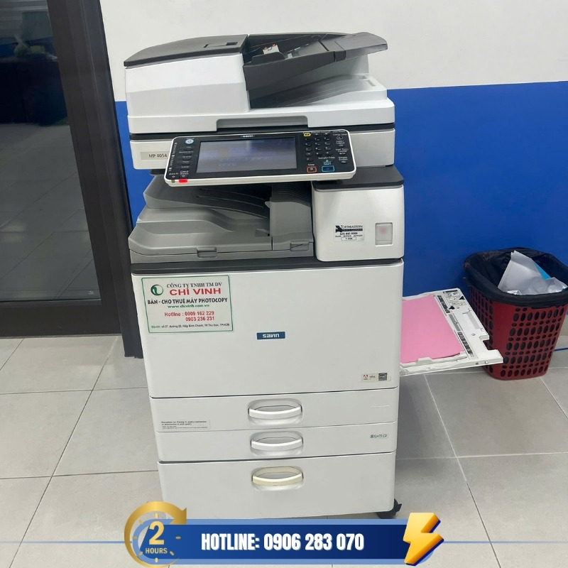 Máy photocopy Ricoh đời mới đa chức năng được đặt trong văn phòng, vận hành ổn định nhờ bảo dưỡng tốt.
