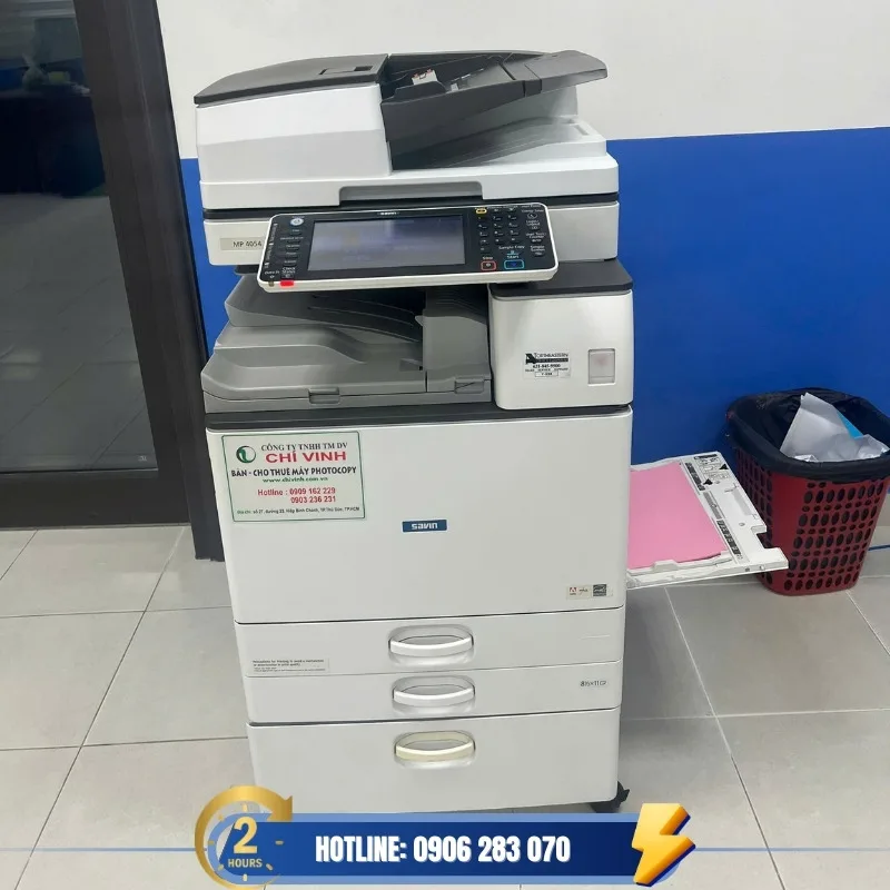 Máy photocopy Ricoh đời mới đa chức năng được đặt trong văn phòng, vận hành ổn định nhờ bảo dưỡng tốt.