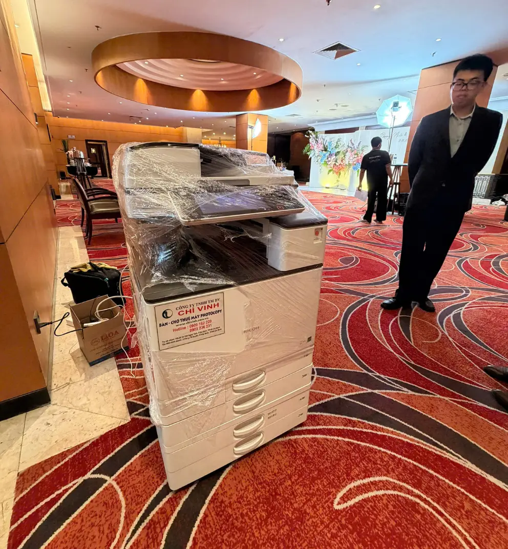 Máy photocopy Ricoh còn bọc màng vừa giao tới sảnh sự kiện, chuẩn bị lắp đặt