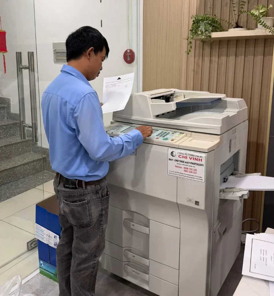 Kỹ thuật viên Chí Vinh in bảng bộ đếm (Counter) để kiểm tra số trang đã in trên máy Ricoh
