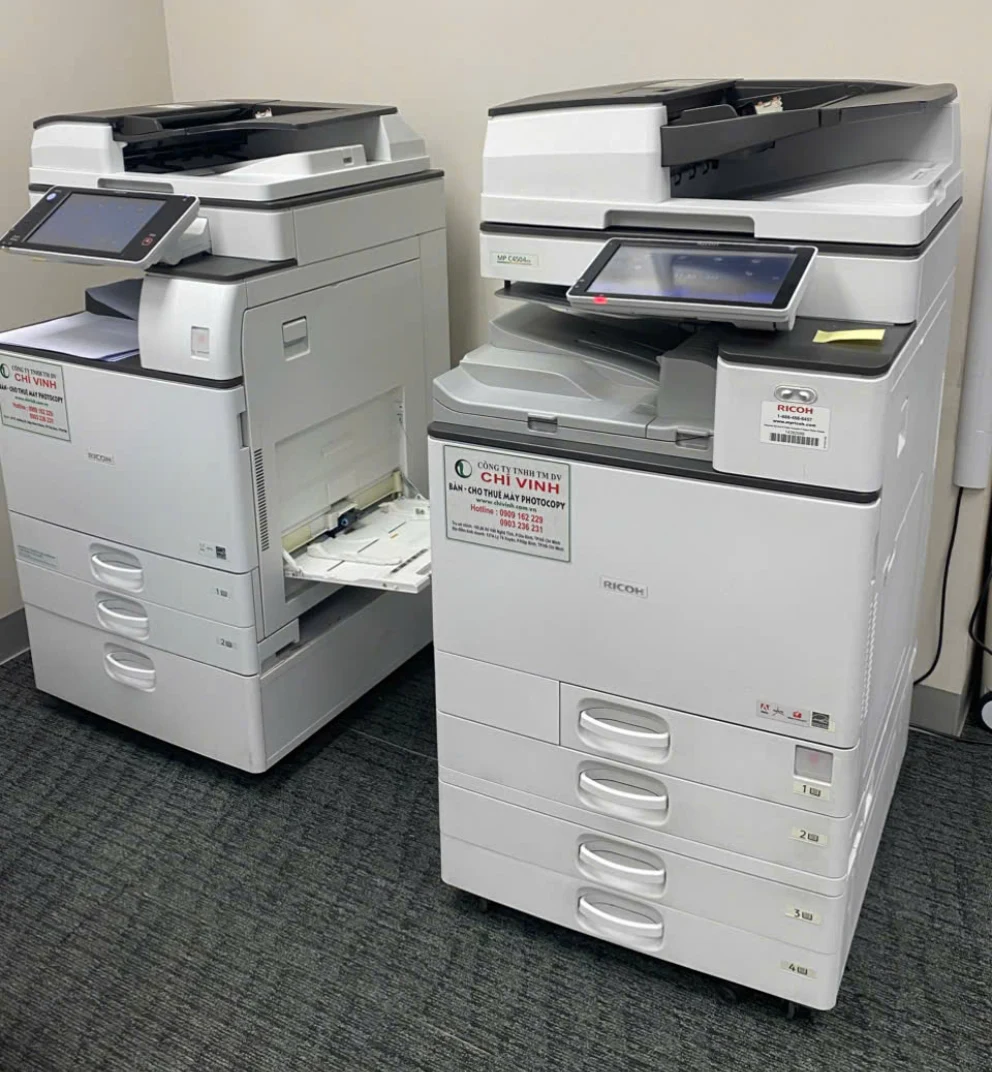 Thuê máy photocopy màu cho văn phòng: Ricoh MP C4504 đặt gọn ở góc khu làm việc