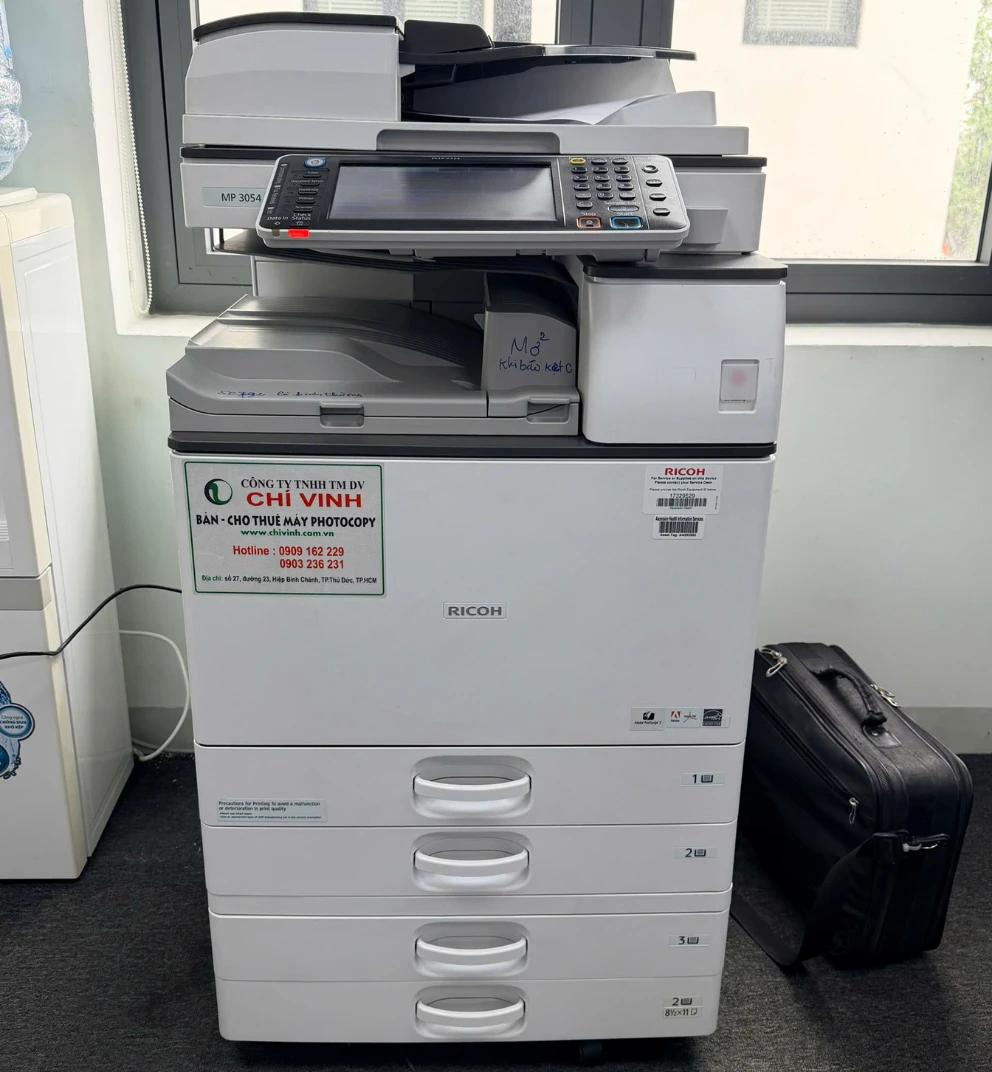 Máy photocopy Ricoh MP 3054 đã lắp đặt tại văn phòng khách hàng thuê, dán tem hỗ trợ Chí Vinh