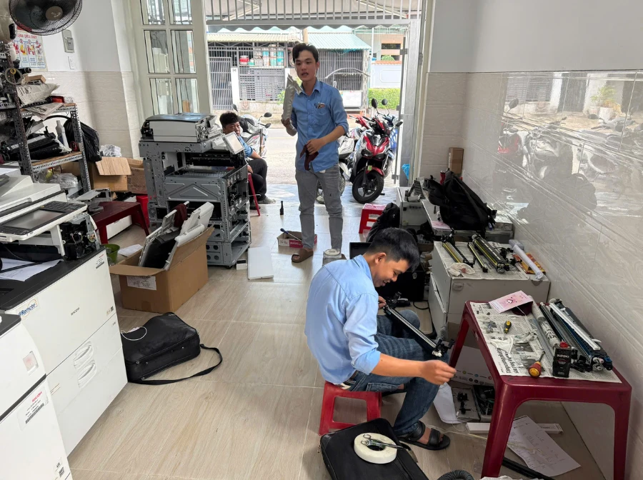 Đội kỹ thuật Chí Vinh vệ sinh và thay cụm trống máy photocopy Ricoh tại xưởng